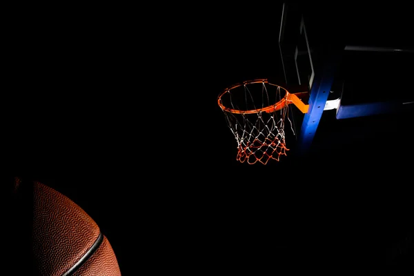 Basket hoop på svart bakgrund med ljuseffekt — Stockfoto