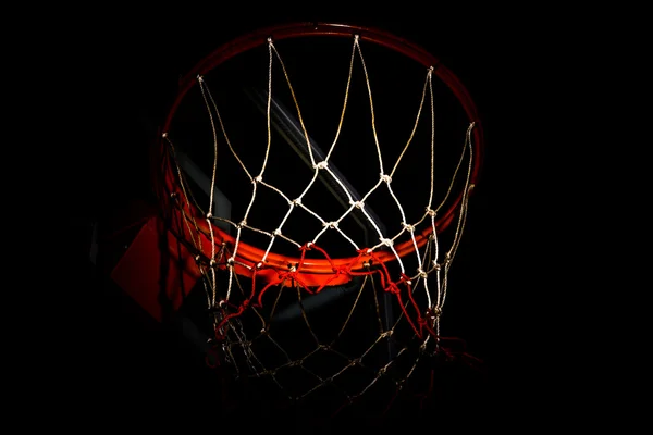 Basketballkorb auf schwarzem Hintergrund mit Lichteffekt — Stockfoto