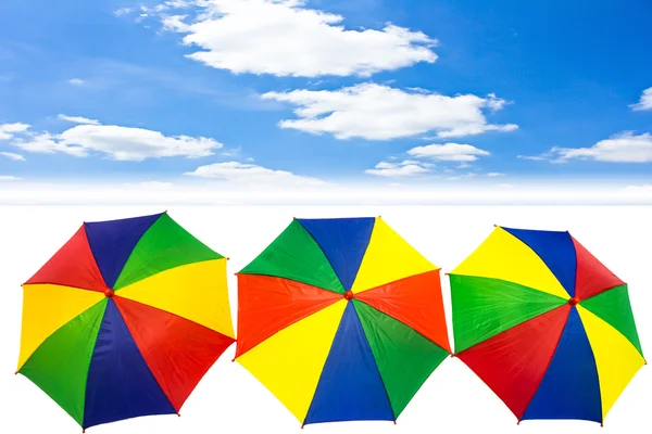 Зонтик на голубом небе с облаком — стоковое фото