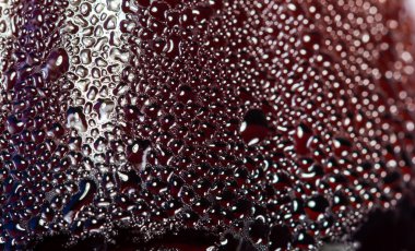 Siyah yüzeye su damlaları 