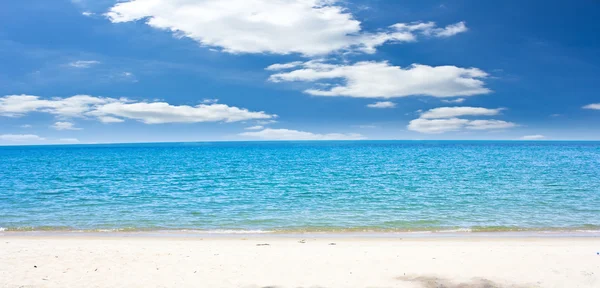 Vista sobre o mar com céu azul — Fotografia de Stock