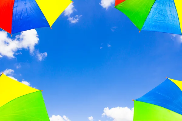 Regenschirm am blauen Himmel mit Wolke — Stockfoto