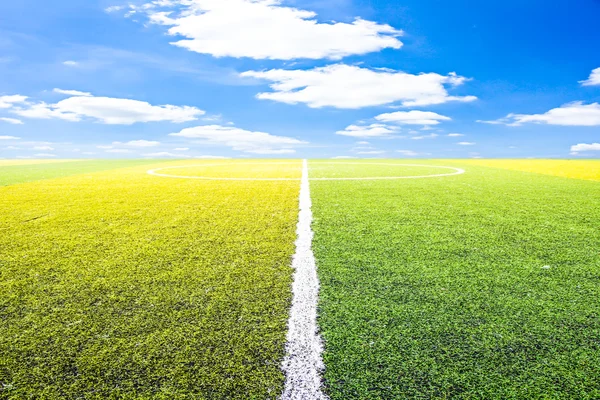 Футбольное поле с голубым небом — стоковое фото