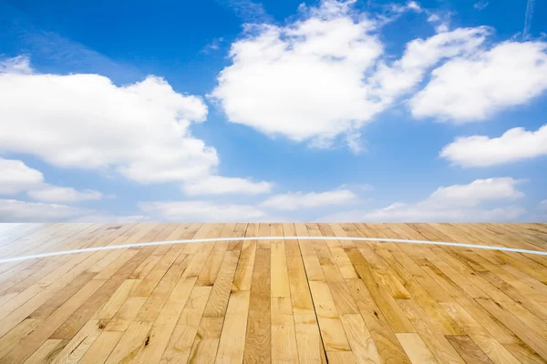 Mavi gökyüzü ile basketbol sahası — Stok fotoğraf