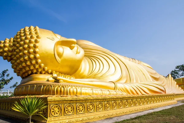 Perto de grande estátua de buddha — Fotografia de Stock