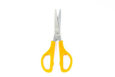 Sarı makas beyaz arkaplanda izole 