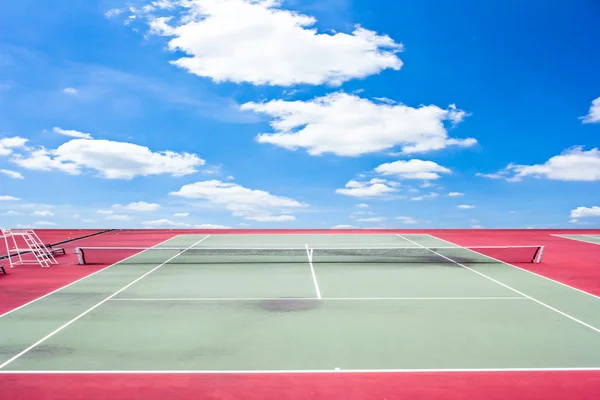 Теннисный корт на открытом воздухе с голубым небом — стоковое фото