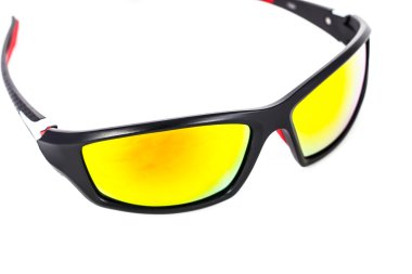 Beyaz arkaplanda izole edilmiş güneş gözlükleri