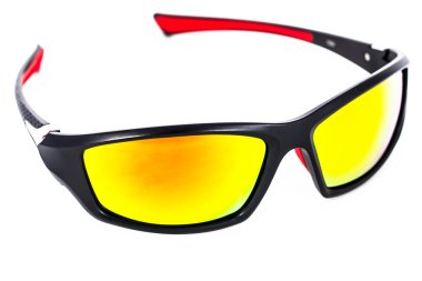 Beyaz arkaplanda izole edilmiş güneş gözlükleri