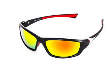 Beyaz arkaplanda izole edilmiş güneş gözlükleri