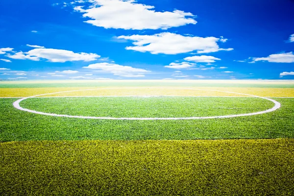 Voetbalveld met blauwe lucht — Stockfoto