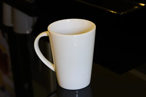 Tasse blanche sur table noire — Photo