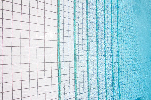 Krásný modrý plavecký bazén — Stock fotografie