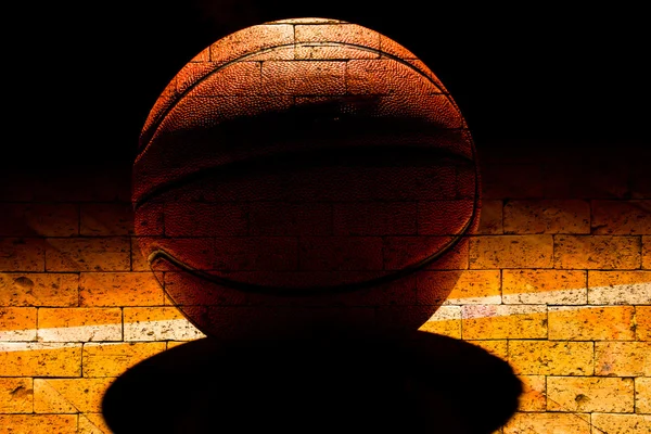 Quadra de basquete com parede de tijolo vermelho — Fotografia de Stock