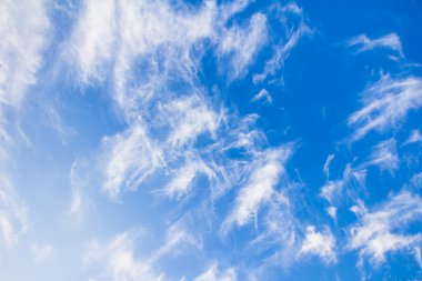  Bulutlu mavi gökyüzü