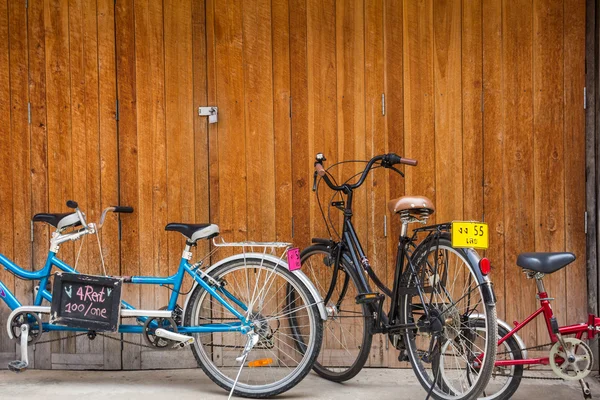 Vintage bicycle on  vintage wooden house wall — Stock Photo, Image