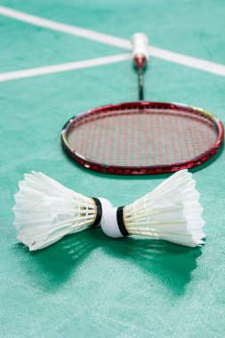 shuttlecocks badminton kortu üzerinde 