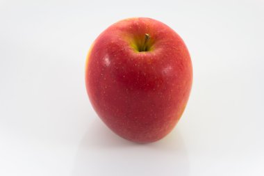 Plaka üzerinde kırmızı olgun elma