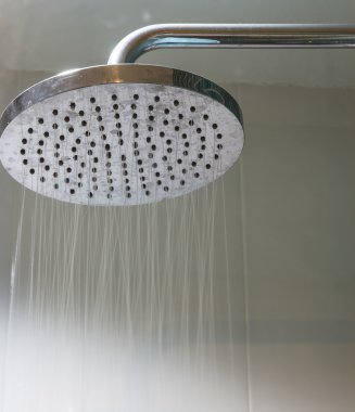 su çalışırken kafa duş