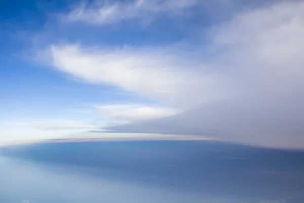 Blauer Himmel mit Wolkennahaufnahme — Stockfoto