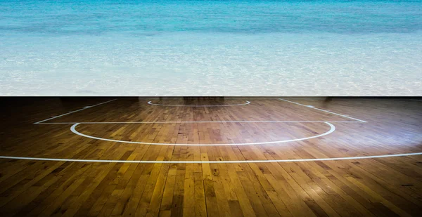 Basketball court with clean water sea — Stock Photo, Image