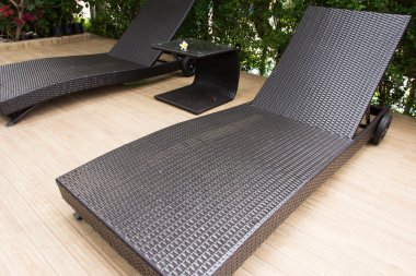 bir yüzme havuzunda Lounge şezlong