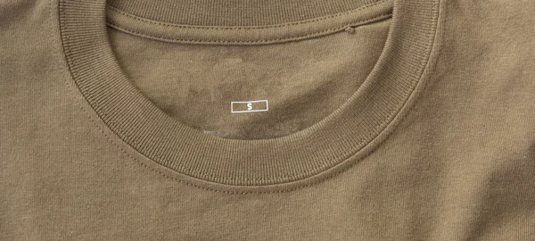 Beyaz bir arka plan üzerinde kahverengi tişört