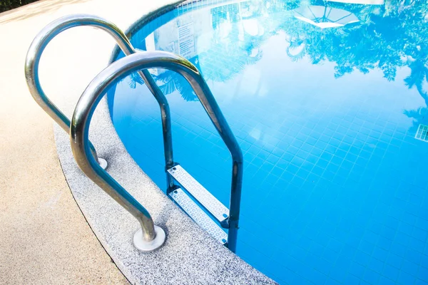 A view clear blue swimming pool with steel ladder. — Stock Photo, Image