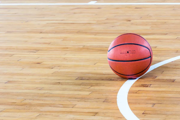 Baloncesto pelota sobre el piso — Foto de Stock