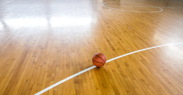 Basketbalový míč nad podlahou — Stock fotografie