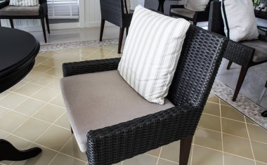 siyah sandalye dekore edilmiş