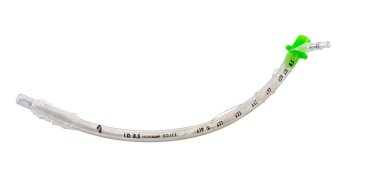 Beyaz arka plan üzerinde izole manşonsuz endotrakeal tüp