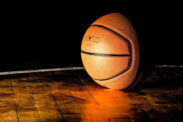 Basketbal op rechter met lichteffect — Stockfoto