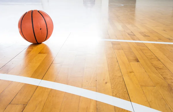 Basketbalový míč nad podlahou — Stock fotografie