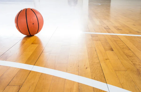 Basket boll över golvet — Stockfoto