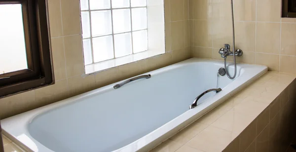 Moderne badkuip met tegel trim. — Stockfoto