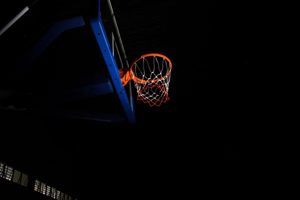 光の効果と黒の背景にバスケット ボール フープ — ストック写真