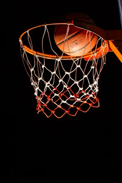 Siyah arka plan üzerine Basketbol çember