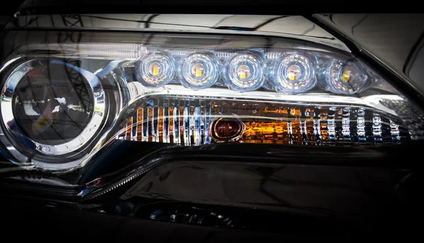 Close-up van de koplampen van de auto — Stockfoto