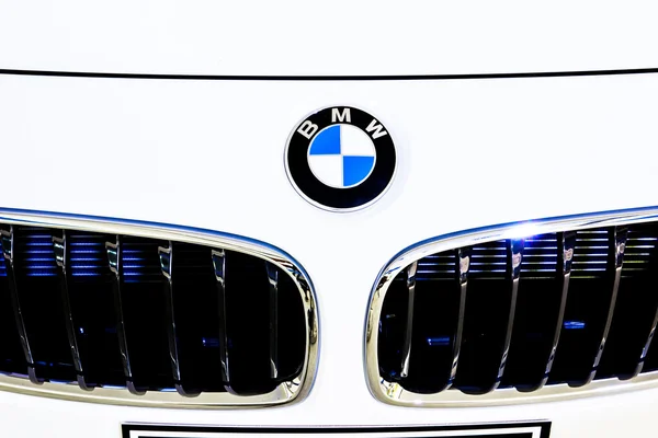 HATYAI, THAILAND - AGOSTO 9, 2015: Logo da marca "BMW" no carro — Fotografia de Stock