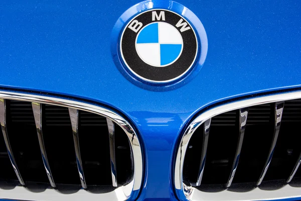 Logo der Marke "BMW" auf Auto — Stockfoto