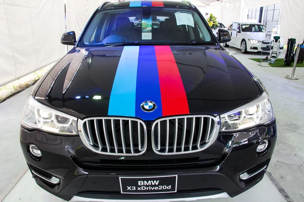 Novo modelo BMW X3 xDrive20d contra a superfície de design moderno . — Fotografia de Stock