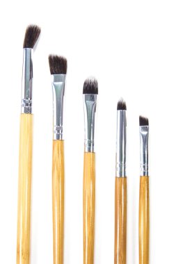 beyaz arkaplanda makyaj fırçası