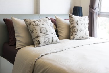 Boş modern yatak yatak odasında