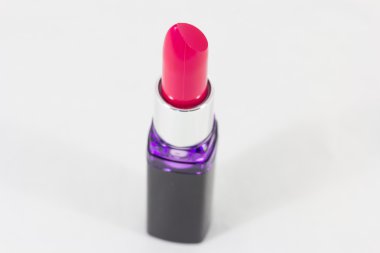 Beyaz arkaplanda kırmızı ruj