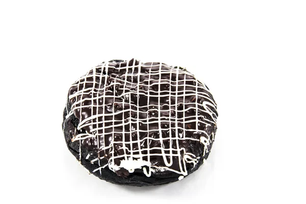 Шоколадный пончик на белом фоне — стоковое фото