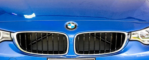 HATYAI, THAILAND - AGOSTO 9, 2015: Logo da marca "BMW" no carro — Fotografia de Stock