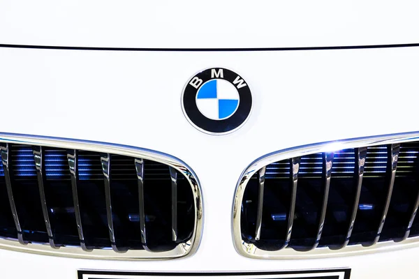 Logo del marchio "BMW" sull'auto — Foto Stock