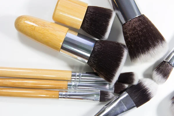 Escova de maquiagem no fundo branco — Fotografia de Stock