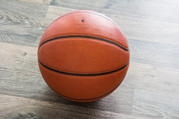 Basketballball über dem Boden in der Sporthalle — Stockfoto